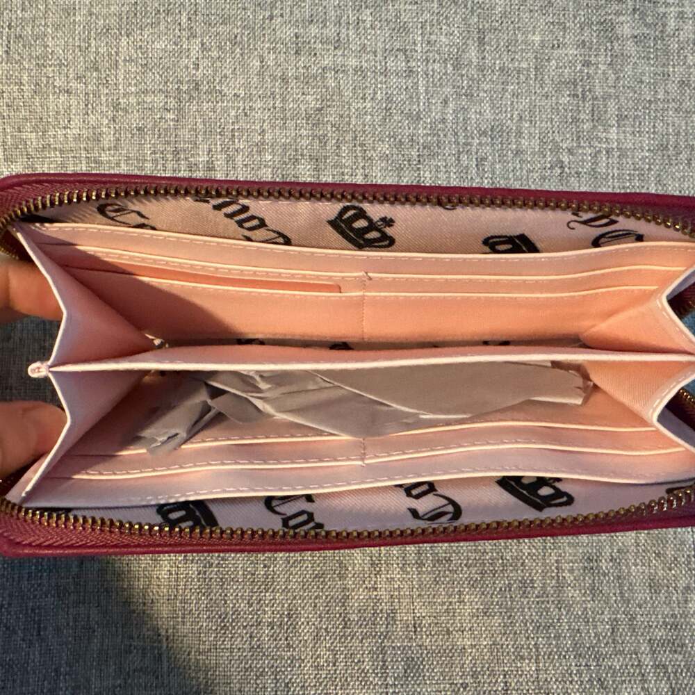 Juicy Couture Juicy Romance Gusset Single Zip Wallet in Plum Berry - Picture 3 of 3